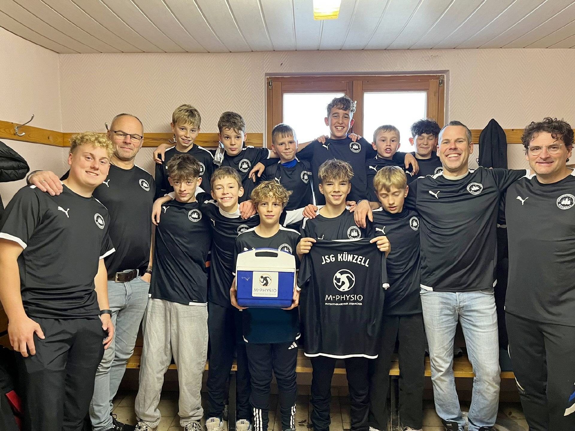 D1-Junioren freuen sich über neue Trainingsshirts